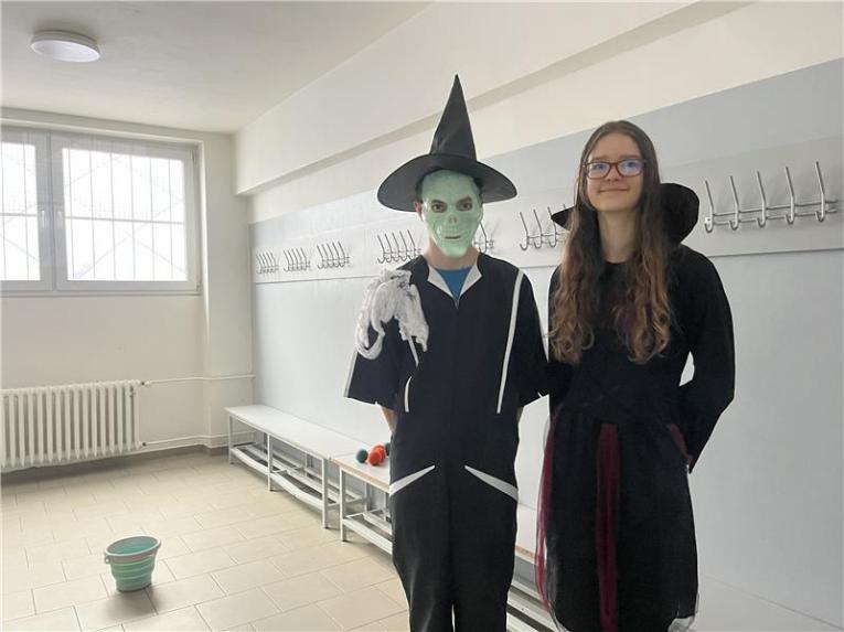 Čarodějka a čaroděj Tě vyhlíží....